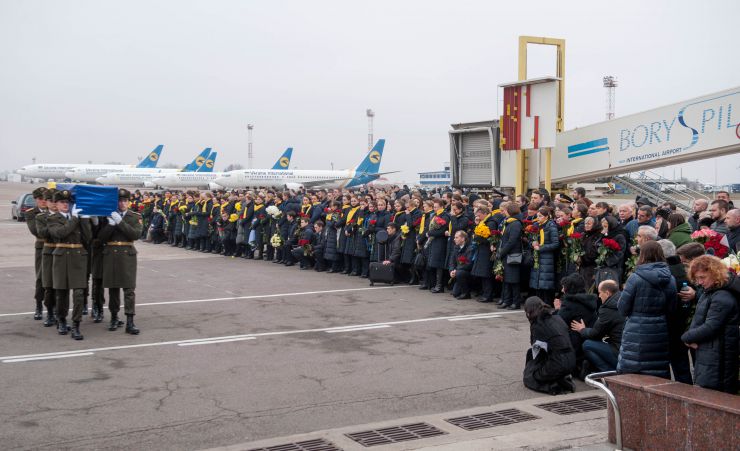 Учасники церемонії вшанування пам’яті українських пасажирів та членів екіпажу рейсу PS752 літака авіакомпанії 